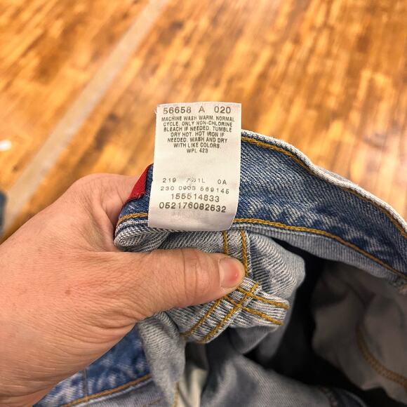 vintage women's Levi's 550 red tab relaxed fit taper leg light wash 100% cotton - Picture 4 of 7